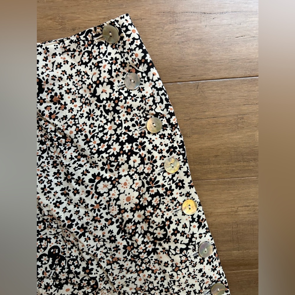 Madewell Side-Button Straight Midi Skirt in Daisy Groove - Picture 6 of 8